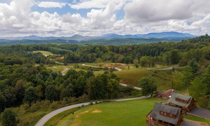 Piney Creek House | Deer Overlook - Year-round mountain views, hot tub, pet friendly, access to the New River!