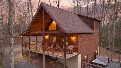 Morganton House | Deer Run I Dog Friendly Hot Tub Fire Pit Sleeps 6