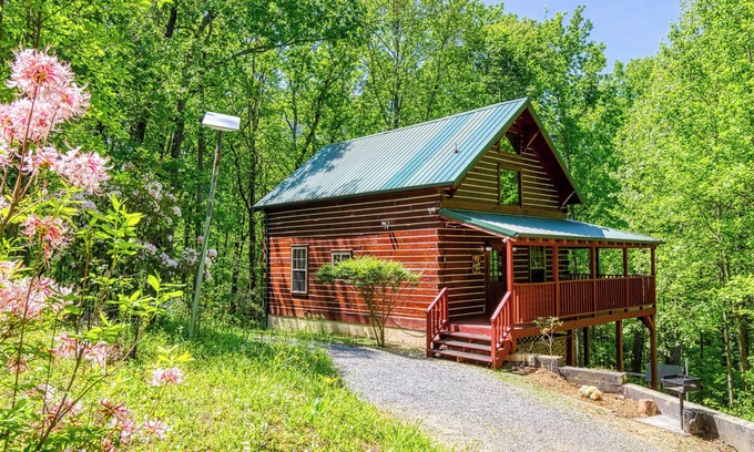 Gatlinburg - Pigeon Forge Cabin | Deer To My Heart, Hot Tub, $1089 FREE tickets each paid day, Dollywood and More!