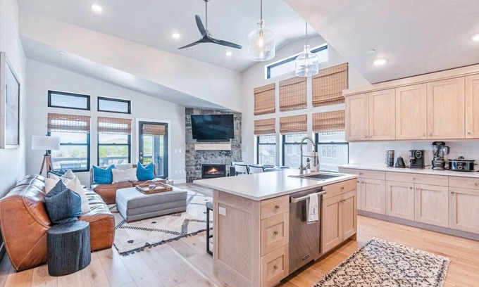 Heber Apartment | Deer Valley East Condo with Views of Ski Slopes