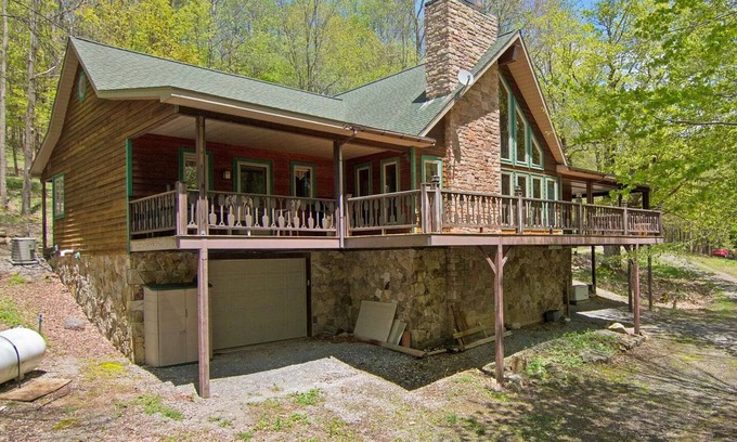 Mingo Cabin | DeerLite HotTub W/D Loft 15min to Ski Near Greenbrier & Elk River