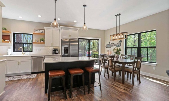 Indian Hills House | Deerpath Hill |Brand New Home |6 Re-Usable Passes to Fontana Beach Included (Less than a Mile Away)