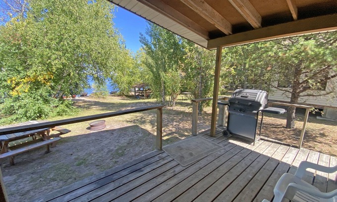 Manitoba Cabin | "Deja Blue" Breezy beachfront bliss!