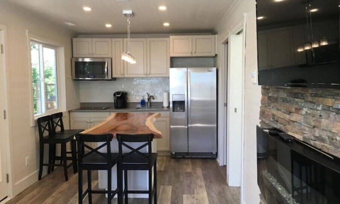 Lansdowne Ski Chalet | del Sol Waterfront 4 Person Cottage with Private Hottub nn