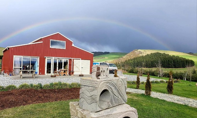 Cave Apartment | Delightful 1-bed barn with stunning mountain views.