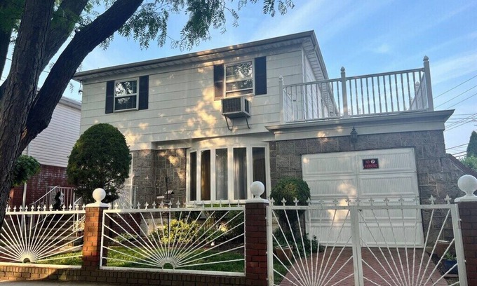 Queens House | Delightful 3-bedroom house in Queens with AC, WiFi