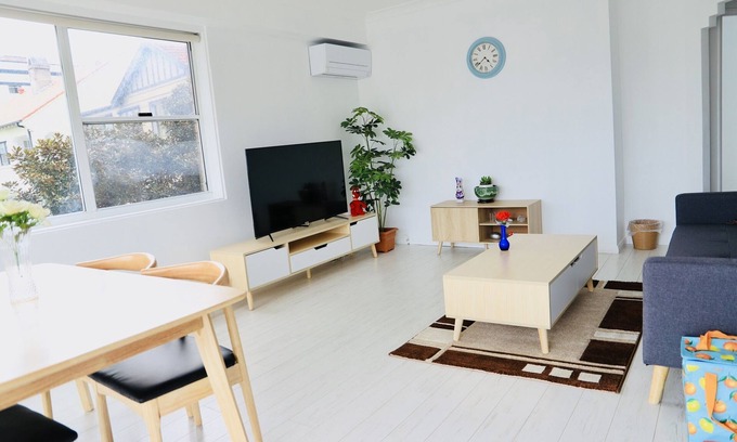 McMahons Point Apartment | Delightful apartment with breathtaking Sydney Harbour views.
