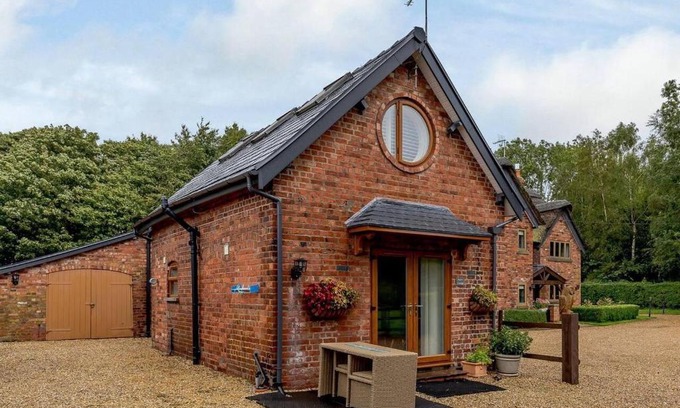 Tatton Park House | Delightful Cottage with 2 Bedrooms near Knutsford