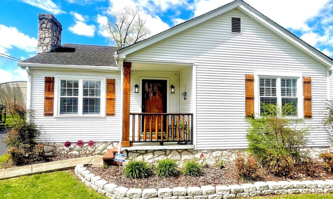Bowling Green House | Delightful Decor/3 miles to Beech Bend & WKU/Garage/Firepit/King Bed/Games