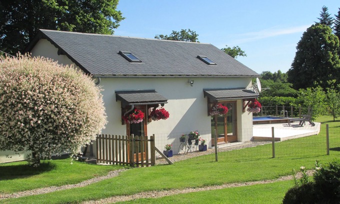 Montgibaud Cottage | Delightful gite in La Graffeuille with exclusive use of swimming pool & hot tub