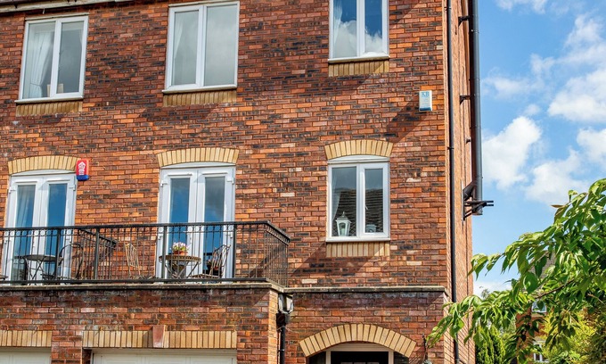 Stone House | Delightful house in Stone, Staffordshire close to lovely canal side walks.