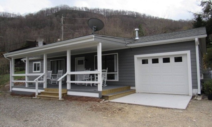Maggie Valley Cottage | Delightful sparkling clean bungalow In fabulous Maggie Valley North Carolina.