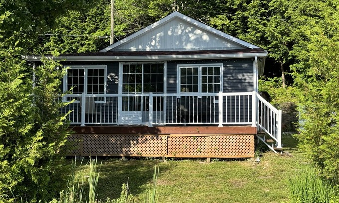 Val-des-Monts Cottage | Deligthful, Cozy Waterside Getaway