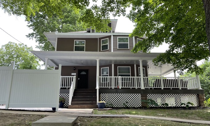 Wisconsin Dells House | DELL-ightfully Downtown Dells! PERFECT location! Porch/Patio/Grill/Fire pit!