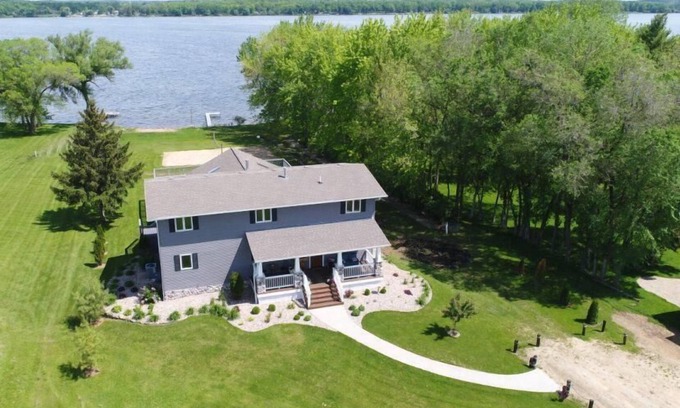 Briggsville House | Dells Edge on Lake Mason