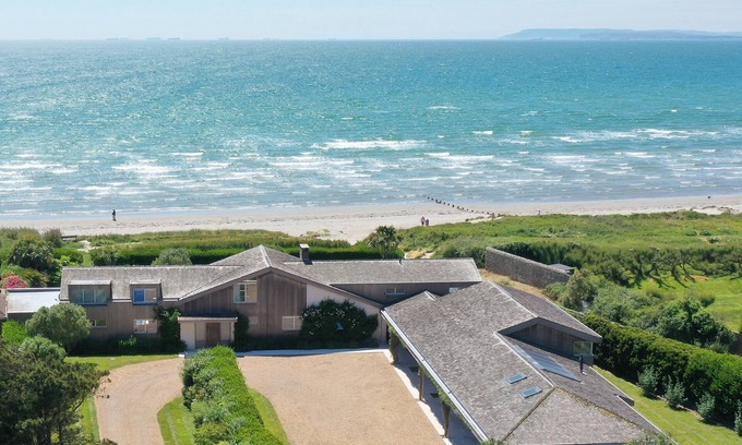 Chichester House | Delta · Vegan Seafront Retreat in West Wittering, Vegan Retreat with Yoga Studio in West Wittering