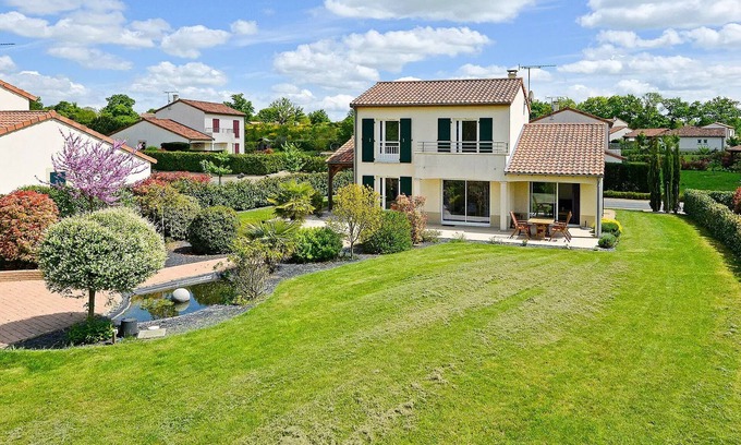 Vasles Villa | Deluxe 2-bathroom detached villa sleeps 6