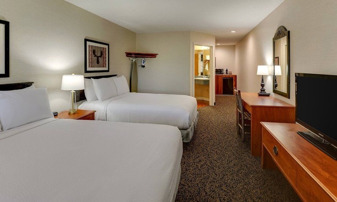 Sunnyland Hotel | Deluxe 2 Double Beds in Stoney Creek Peoria! Free Breakfast Stay by the I-74