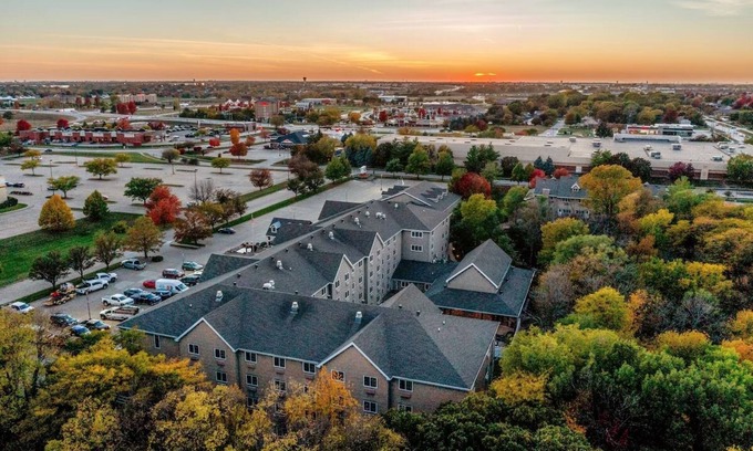 Johnston Hotel | Deluxe 2 Double in Stoney Creek Johnston, Heated Indoor/Outdoor Pool | 4 Units
