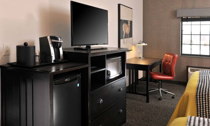 Independence Hotel | Deluxe 2 Queen, Complimentary hot breakfast, Stoney Creek Kansas City