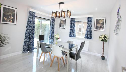 Earley House | Deluxe 3 Bedroom 2 Bath House &Parking by CozyNest