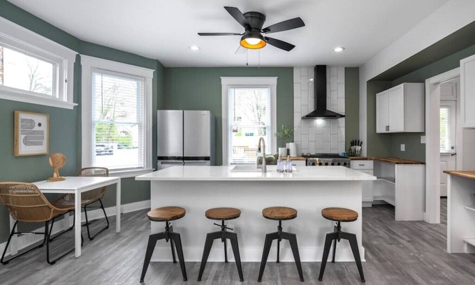 Mount Auburn House | Deluxe 4-Bedroom w Huge Deck 3-Min to Downtown!
