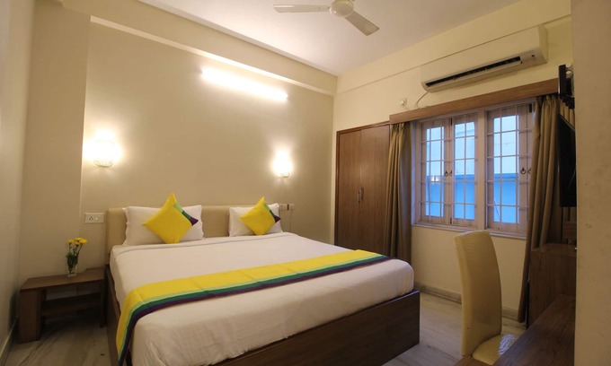 Salt Lake Bed & Breakfast | Deluxe AC Room at Anamitra Guest House #4