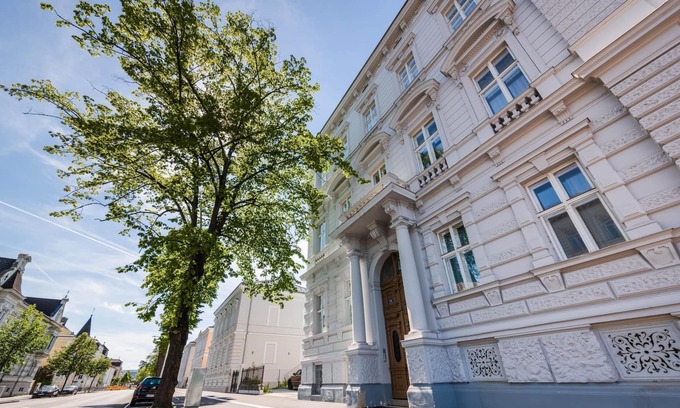 Krems an der Donau Apartment | Deluxe Apartment with parking and office next to the city park