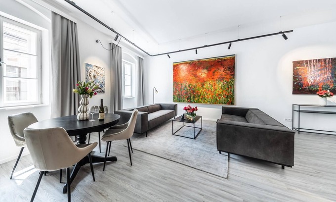 Krems an der Donau Apartment | Deluxe Apartment “Art Collection" with King Bed and Air Conditioning