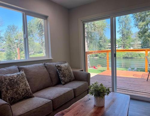 Fruitdale Apartment | Deluxe Cabin 5 - Rogue River Resort