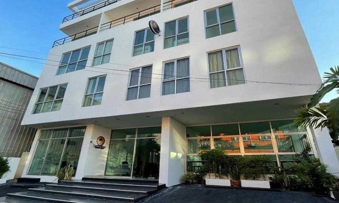 Khlong Toei House | Deluxe Double Delight | Sleek Comfort in the City
