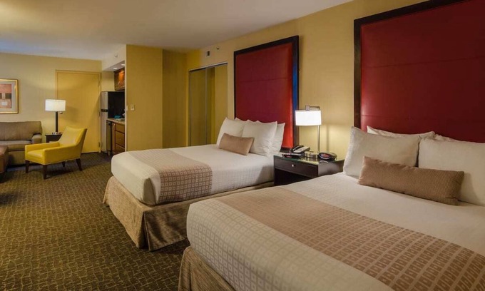 Dupont Circle Hotel | Deluxe Double Double Room at Beacon Hotel & Corporate Quarters