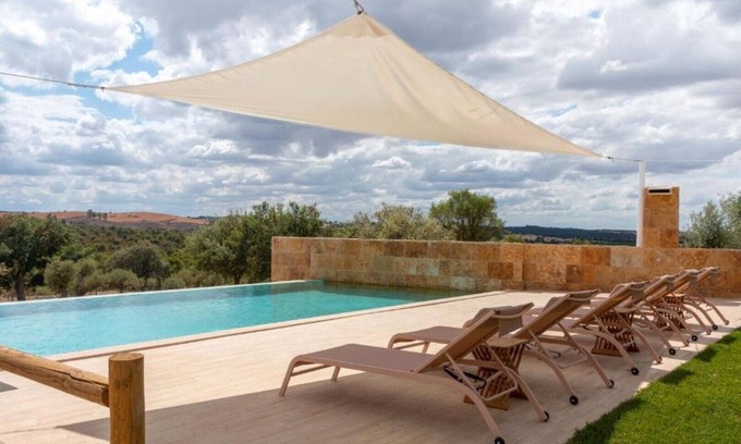 Estremoz Bed & Breakfast | Deluxe Double or Twin Room with Pool View