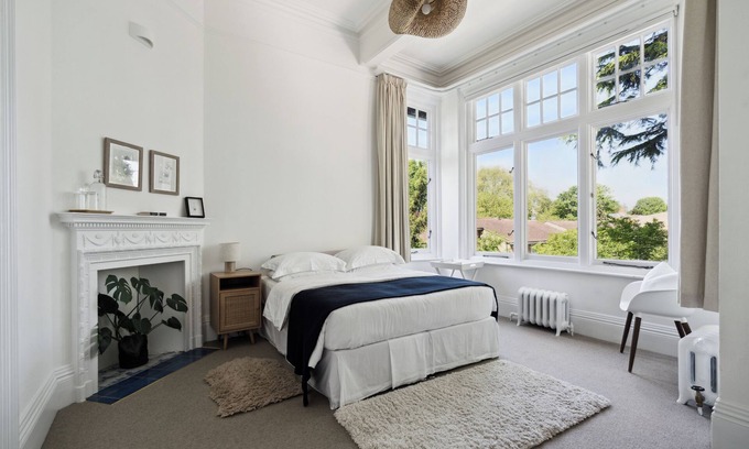 Bray on Thames Hotel | Deluxe Double Room with Bath at River Arts Club Hotel