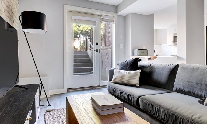 Edgewater Apartment | Deluxe Edgewater 1BR w/ patio, W/D, 2 blocks to lakefront, by Blueground