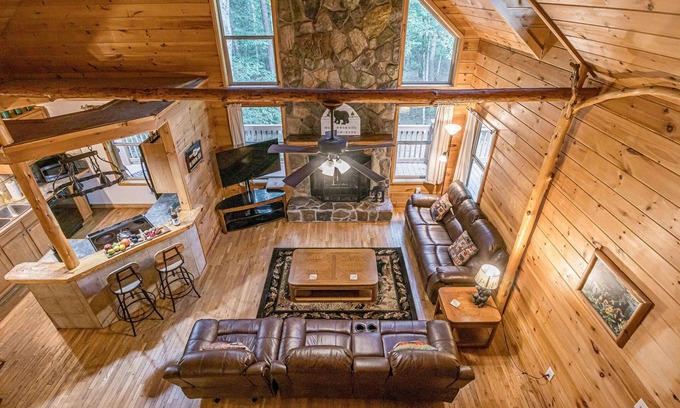 Helen Cabin | Deluxe Family Cabin | 26ft Wood Ceilings | Hot Tub | Game Room | PET FRIENDLY