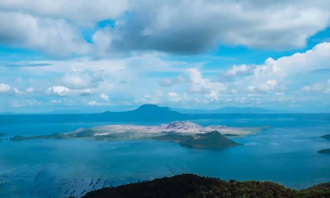 Silang Junction North Apartment | Deluxe Family Room in Tagaytay With Taal Lake View