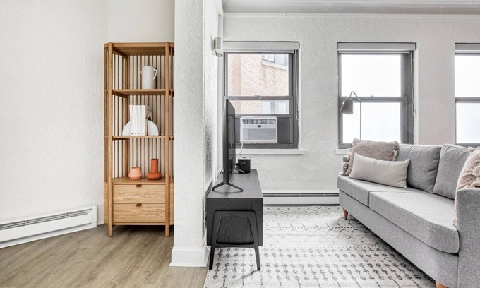 Gold Coast Apartment | Deluxe Gold Coast Studio w/ Doorman & Gym, 2 blocks to L, by Blueground