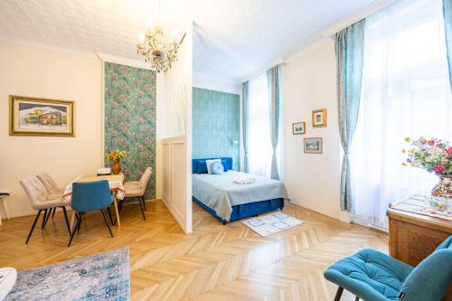 Istvanmezo Apartment | Deluxe Home in Art Nouveau House- with GARAGE