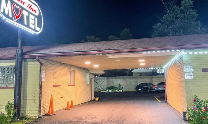 Detroit Hotel | Deluxe Inn Motel