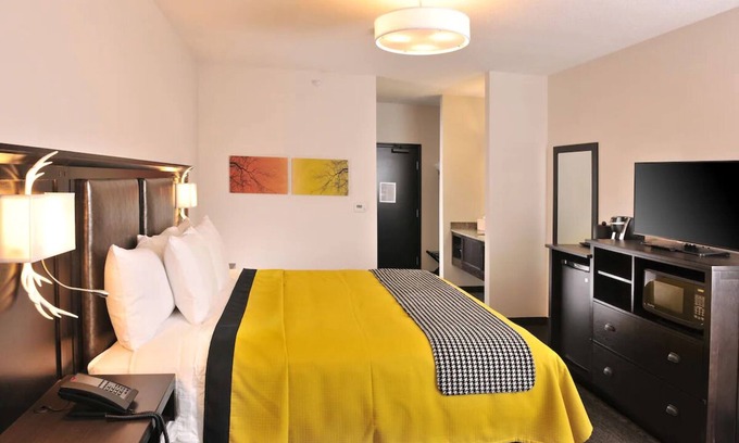 Independence Hotel | Deluxe King Suite In Stoney Creek Kansas City, Hot indoor/outdoor pool
