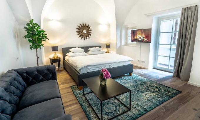 Krems an der Donau Apartment | Deluxe Loft with King Bed & private parking in the old town of Krems