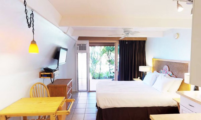 Kaunakakai House | Deluxe Ocean View King: Elevated Luxury, Stunning Sea Views, Molokai Charm