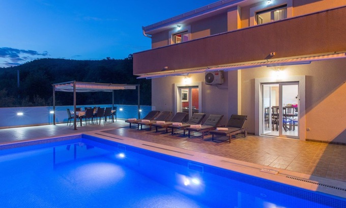 Trilj Villa | Deluxe Omis Villa | 4 Bedrooms | Villa Tomic | Private Pool | Perfect for.