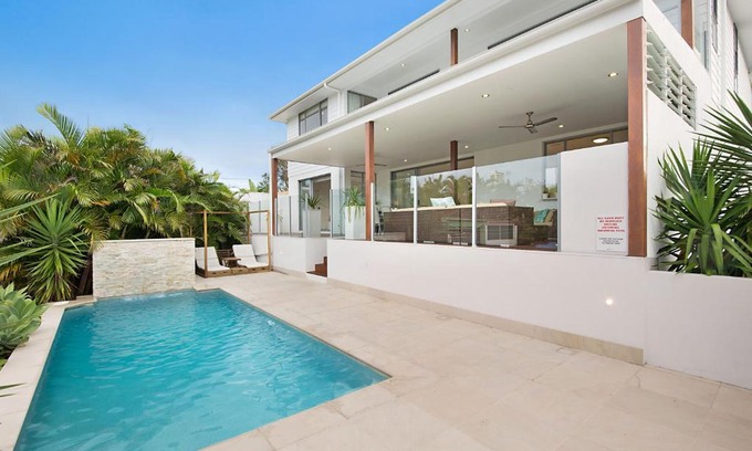 Broadbeach Waters House | Deluxe on Water