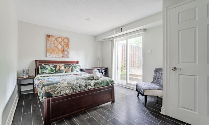 Church and Wellesley House | Deluxe Private Room close to Eaton Center