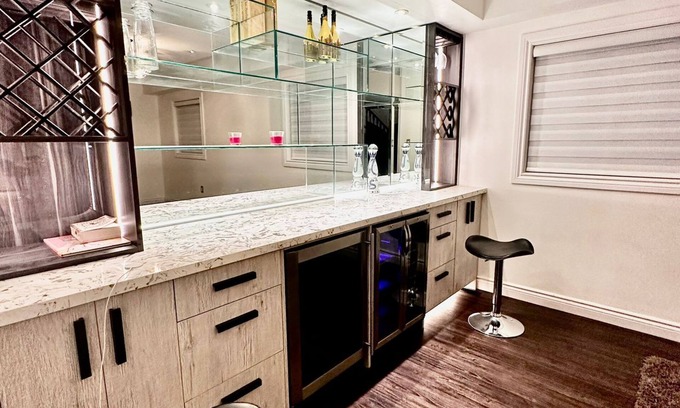 Gateway House | Deluxe Queen in the heart of Heartland