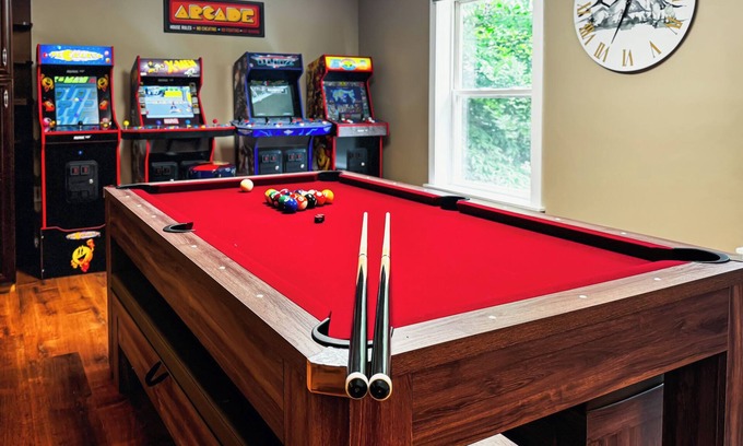 Conway House | Deluxe Retreat-HTub-Pool Table-Fire Pit-Sauna-Gym