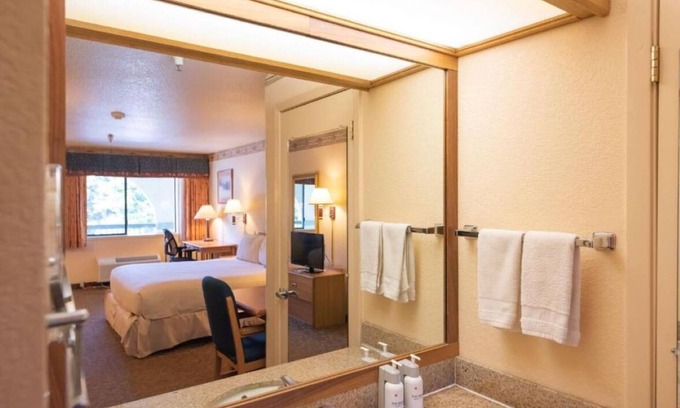 Rohnerville House | Deluxe Room 1 King Bed