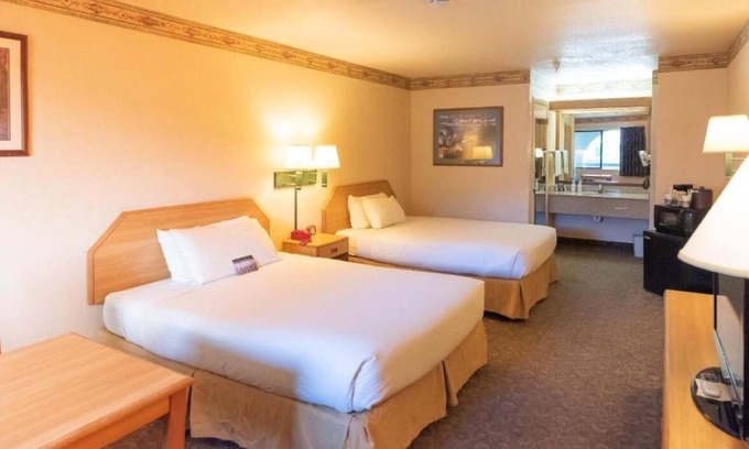 Rohnerville House | Deluxe Room 2 Queen Beds